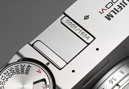 新品未使用の英語メニュー FUJIFILM X100VI Silver デジタルカメラ「FUJIFILM X100VI」（シルバー）（日本語・英語